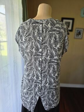 Tahari Black and White 100%Linen Tropical Palm Print Short Sleeve Top Size Large